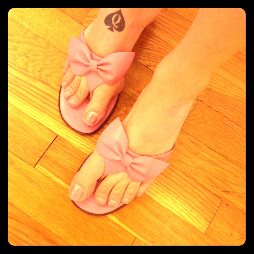 Well-loved & very worn flip flops, ladies's 7.5♠️